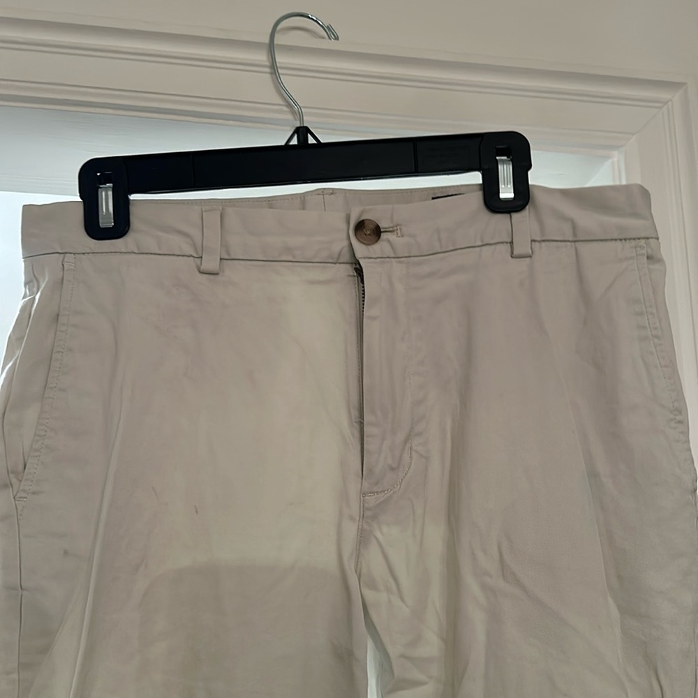 Vineyard Vines. Men’s Khakis. 33x34. Flat front.